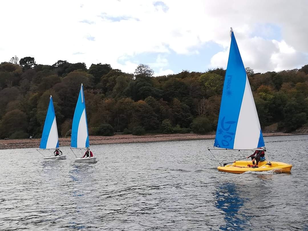 Horizons_Plym's tweet photo. After a week of horrible weather, the last few sessions on the water have been lovely. Here we can see Victor, Jack and Otto doing a nice figure of 8 course. We are going to continue sessions further into the winter, so long wetsuits, rash vests and spray tops are a must! https://t.co/2Wl0hFSols