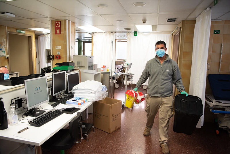 hospitalclinic's tweet photo. Avui, #DiaInternacionalAgradecimientoPersonalLimpieza, volem valorar i donar les gràcies a totes i tots els companys de neteja i gestió de residus del #CLÍNIC pel seu compromís i la gran tasca que realitzen.  

👉https://t.co/0C6KJ0wSZA

Tots #SomCLÍNIC #OrgullCLÍNIC! https://t.co/Ls7TSP1O1I