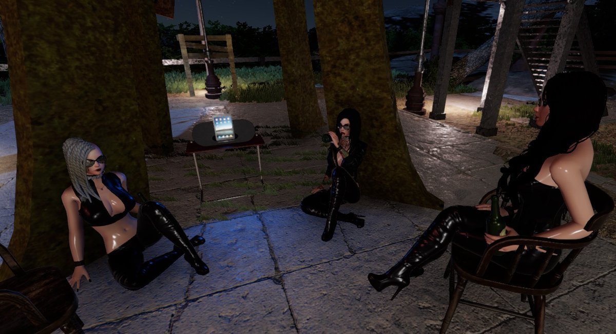 ladyiset69's tweet photo. Posing for the Pic, with @NymphRebecca @KatrinaEvil
 #RebelDolls https://t.co/htTGsFSedd