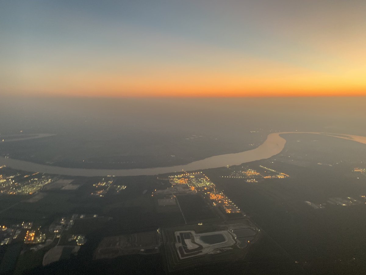 BradinMotion's tweet photo. Sunset over Louisiana/Texas, some really strange deep blue lines in the sky I’ve never seen before...  almost look like contrails, but they’re all coming from the sun ✈️🌅 https://t.co/942xNXBzWd