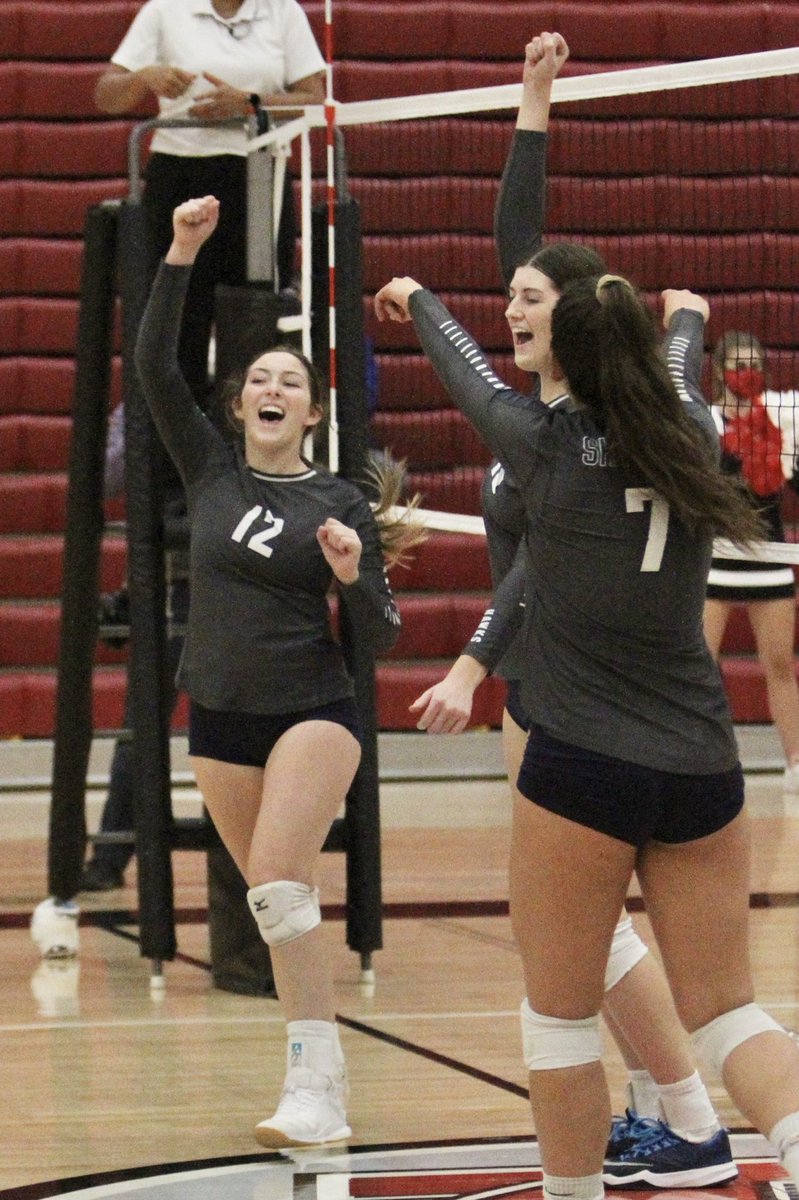 NampaImages's tweet photo. Skyview Hawks Volleyball celebrate a win over Boise tonight.  @SHSHawksNest @TheHawkFlock https://t.co/HKW3WwgdLH