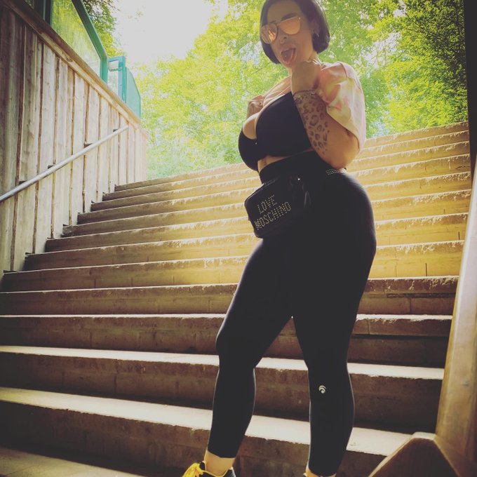 [WERBUNG] Good morning honeys, i wish you a nice friday and a hot weekend 💋❤️🥂🍾 #friday #weekend #moschino<a href="/tag/boss"class="tags"><span>#boss</span></a><a href="/tag/rayban"class="tags"><span>#rayban</span></a><a href="/tag/friday"class="tags"><span>#friday</span></a><a href="/tag/workout"class="tags"><span>#workout</span></a><a href="/tag/lips"class="tags"><span>#lips</span></a><a href="/tag/makeup"class="tags"><span>#makeup</span></a><a href="/tag/sun"class="tags"><span>#sun</span></a>