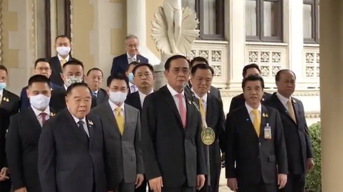 parisjpt's tweet image. นักข่าว : (ผู้ชุมนุมมี) สามข้อเรียกร้อง
นายกฯ : เรื่องอะไรอะ?
นักข่าว : ท่านเป็น 1 ใน 3 ข้อเรียกร้อง คือทุกวันที่นี้เขายังชุมนุมกันอยู่ เขาก็จะกดดันให้ท่านลาออก
นายกฯ : เหรอ? อืม ไม่ออกอะ