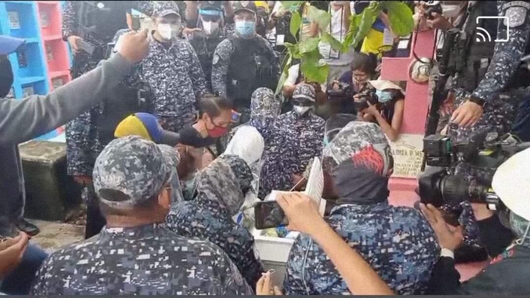 igyupb's tweet photo. UPDATE: Ganito ang itsura ng libing ni Baby River! Pagkatapos nakawin ng PNP ang bangkay, nagmistulang war zone ang libing dahil sa mga armadong pulis na nakapalibot sa nagluluksang pamilya! Sagad-sagaran na ang pamamasista ng estado! 

#JusticeForBabyRiver
#FreeReinaMaeNasino https://t.co/1DgjzGiogJ