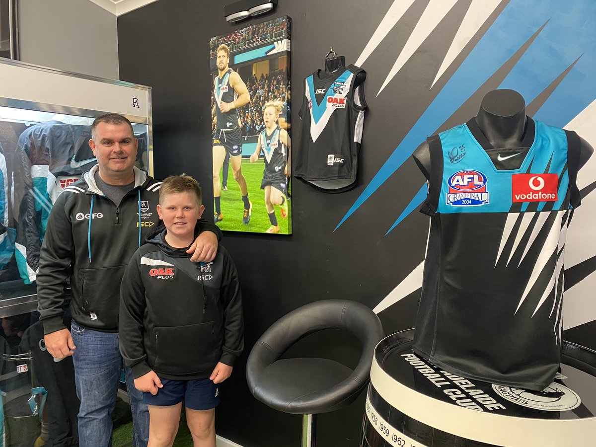 These die hard Port fans are heading to Adelaide Oval tonight to watch the prelim final against Richmond - they’re hoping to snag a win as they head to QLD tomorrow wishing they’ll watch the power in the flesh in the grand final at the Gabba next weekend. 🍐 <a href="/SpencerGulfNN/">Spencer Gulf Nightly News</a>