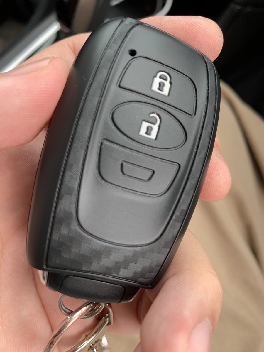 トウカ あとオートバックス寄ったらsubaru用のスマートキーカバーが安売りしてたから カーボン柄だし良い感じだなって思って買ったけど ダサい 下ハミ出るのがクソダサい あとめっちゃ埃付く ダメだこれやっぱ安物はダメだな T Co 5yq5u3k3zq
