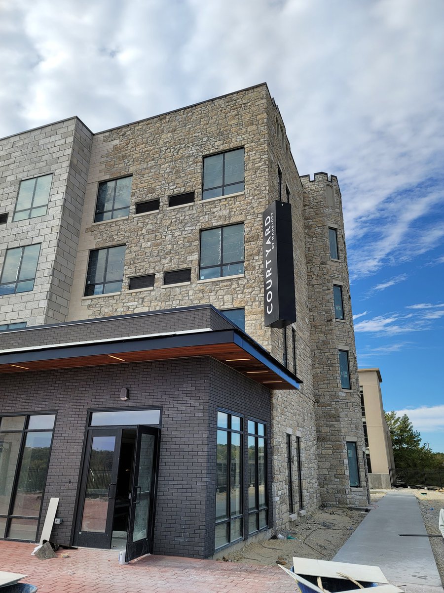 CarrieTergin's tweet photo. Room with a View! The new Courtyard by Marriott will be open in early December! Beautiful addition to Jefferson City! #JCMO #VisitJCMO #MayorTergin https://t.co/cJRNPMuSee