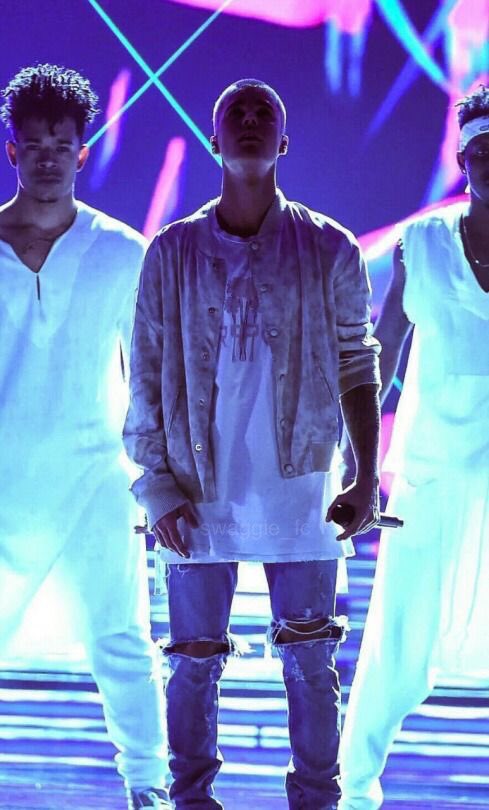 swaggie_fc's tweet photo. POR QUEM ME APAIXONEI / POR QUEM AINDA SOU COMPLETAMENTE APAIXONA DEPOIS DE 11 ANOS #Lonely  #LonelyOutNow https://t.co/h245avH366