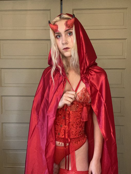 Dressing up is so fun any ideas which costume i should do next? I&rsquo;ll make a poll of suggestions https://t