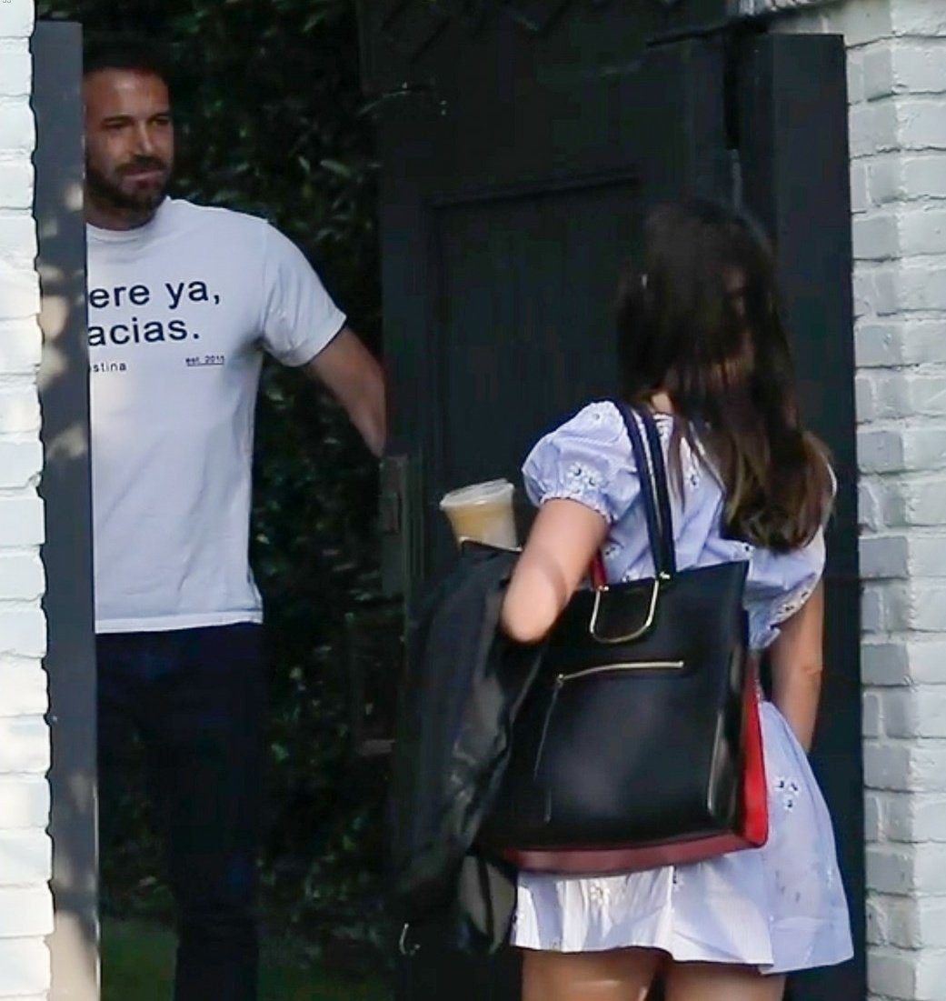 Ben Affleck welcoming his girlfriend Ana de Armas (15/October/2020) https://t.co/5PwOnN0MLK