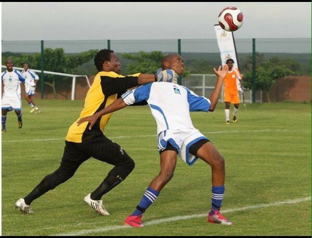 Amiole89's tweet image. Usenza #johnvuligatechallenge ugile  Hennessey yama-Coloured yophuke unye nyi 😂😂😂