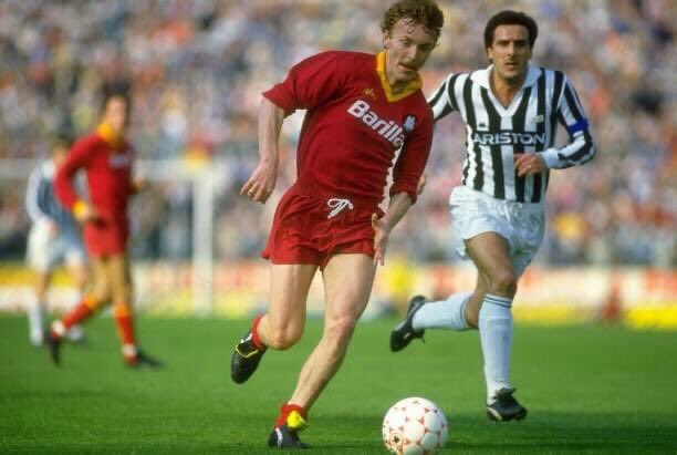 #ZbigniewBoniek and #GaetanoScirea in the match between #ASRoma and #Juventus (3-0) in 1986.
#RomaJuventus #RomaJuve https://t.co/N79etKPr8c