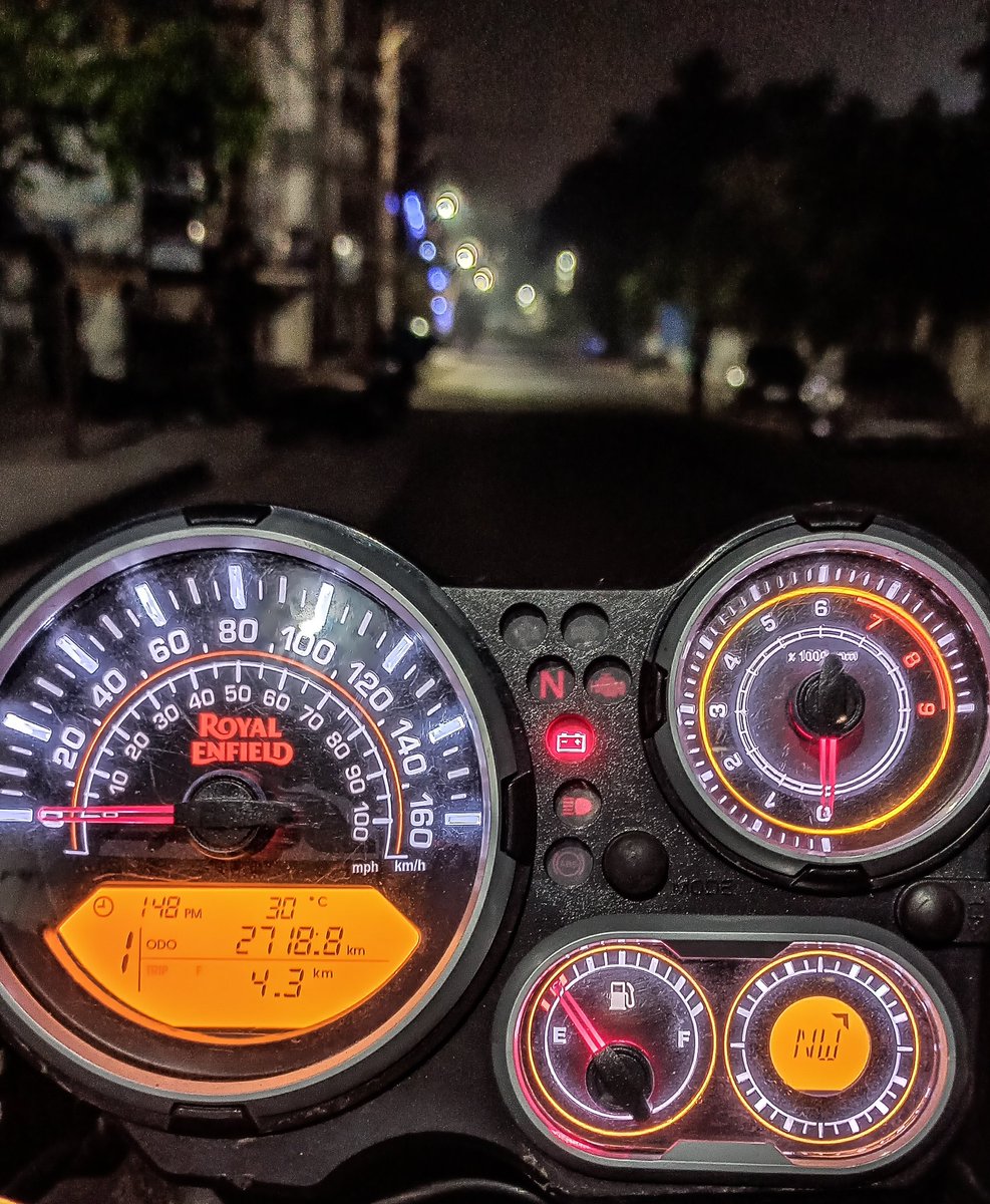 imIyer30's tweet photo. Live life at full throttle๐๏ธ
#nightphotography #RoyalEnfield #himalayan #scrambler #coloursplash
#lowlightcapture https://t.co/JKCyINvkyF