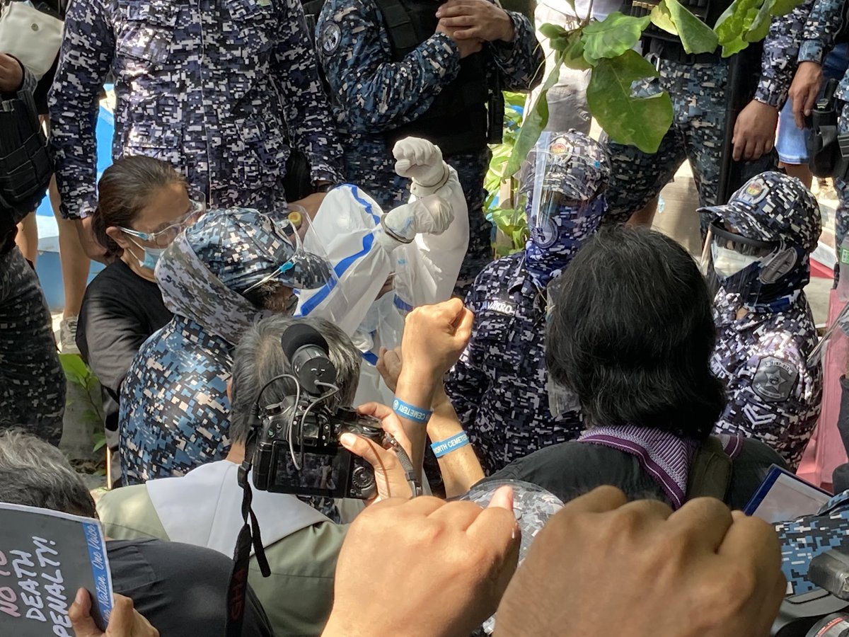 Funeral rites for baby River has just finished. Mourners raised clenched fists calling for justice for baby River and for Reina Mae Nasino’s release. Reina Mae sobs as she looks at baby River before she is laid to rest.