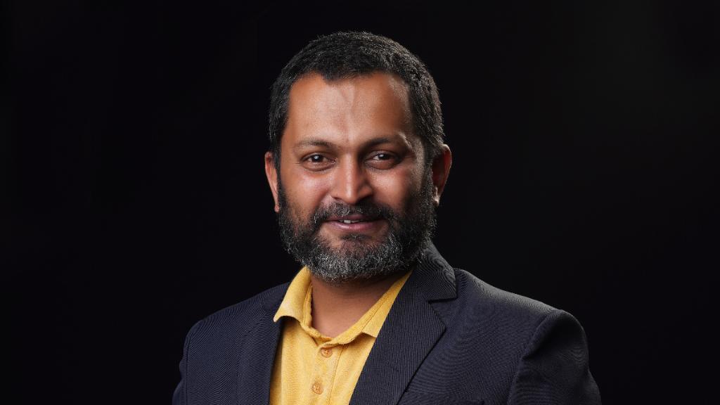 Shell_India's tweet image. Unlocking the potential of #ElectricMobility ⚡
Watch an exclusive @YourStoryCo interview with @gogreenbov CEO Dhivik Ashok to learn about their plans for a sustainable #energy future. #ShellE4 
go.shell.com/340mZDe