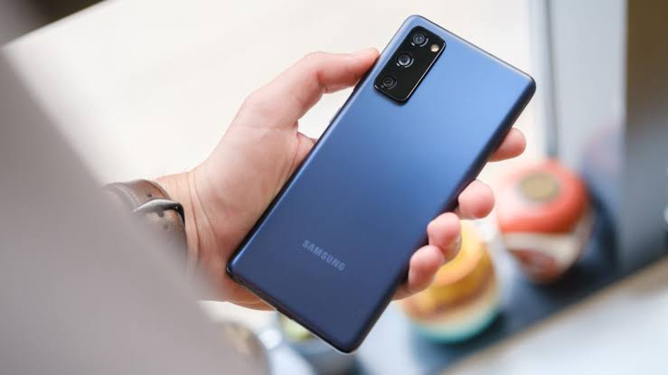 My favorite Samsung galaxy S20 FE feature is the matt finish rear which is fingerprints resistant. 😍😍