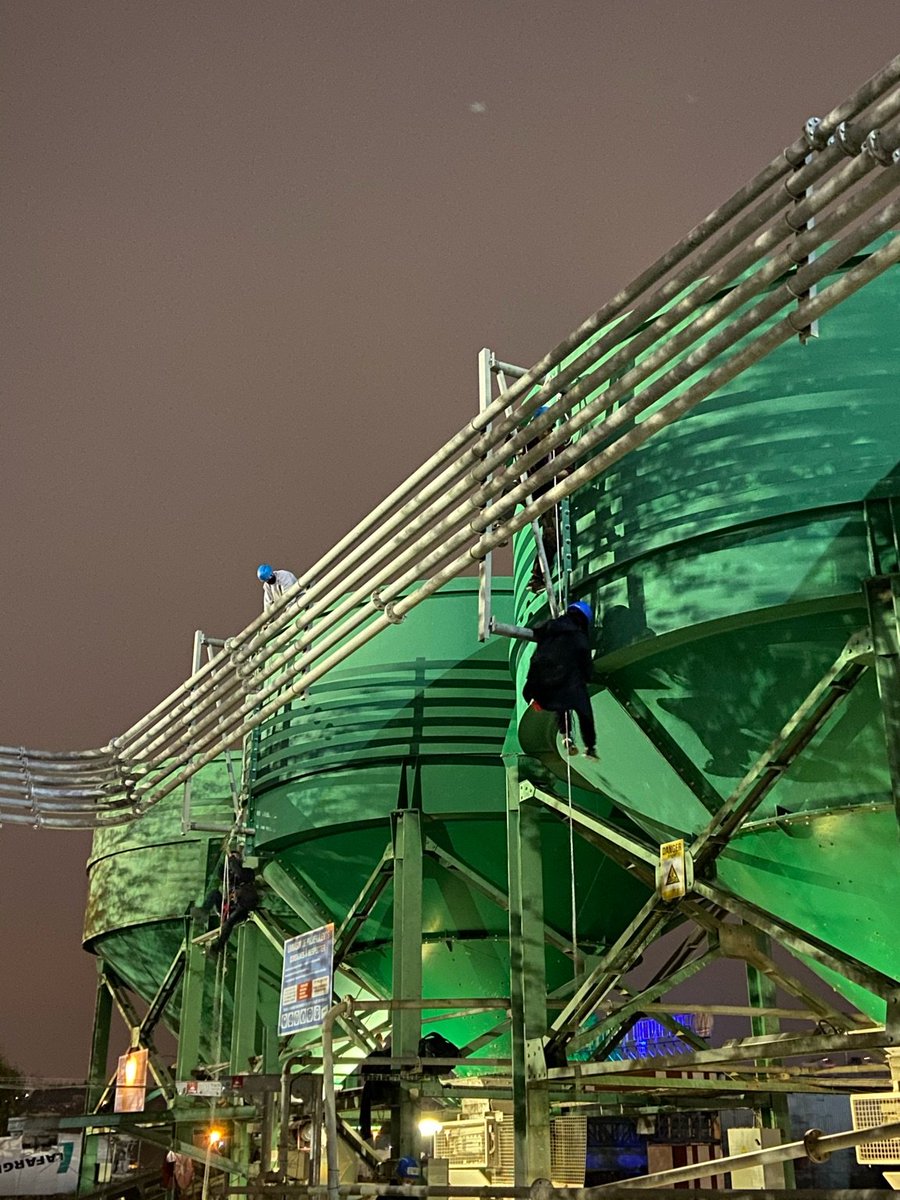xrFrance's tweet photo. 🔴 Action en cours ✊
Coucou #Lafarge, c'est encore nous !
On avez dit qu'on laisserait pas Béton 😉
Aujourd'hui les activistes de #ExtinctionRebellion sont sur le site de Gennevilliers de @LafargeGroup pour désarmer le béton 1 jour de plus.
#FinDeChantiers🚧
#RebellionMaintement https://t.co/t2uil5P1Z3