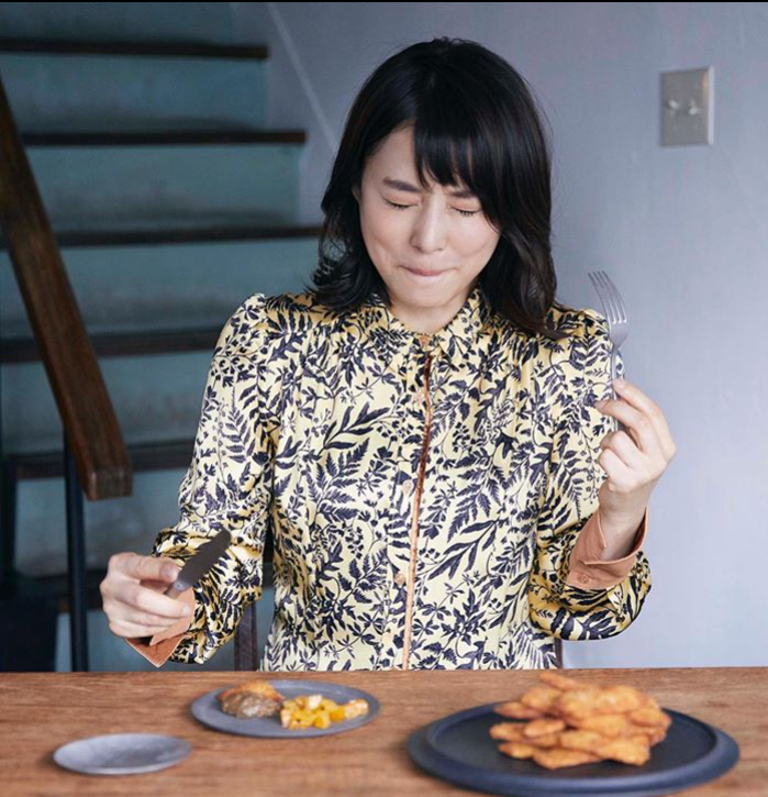 HERS_web's tweet photo. 【最新号発売中】岸本恵理子さんの生姜のフリット、はじめていただきましたが、石田ゆり子さん @yuriyuri1003 の表情通り、本当に美味しかった… #hers_kob #hers_web #hersatableへようこそ #最新号 #表紙 #石田ゆり子 https://t.co/92r1ECdVlA https://t.co/cAHvZpJmVh