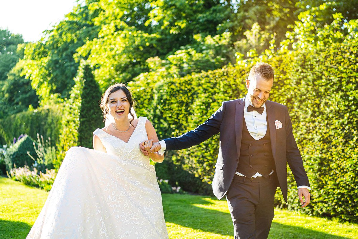 Sunbeams in the walled gardens, here at Hales Hall 😀
.
📸@lightening_photography
.
#bestlife #justmarried #haleshallwedding #countrywedding #bigday #weddinggoals #goals #weddingday #thegreatbarn