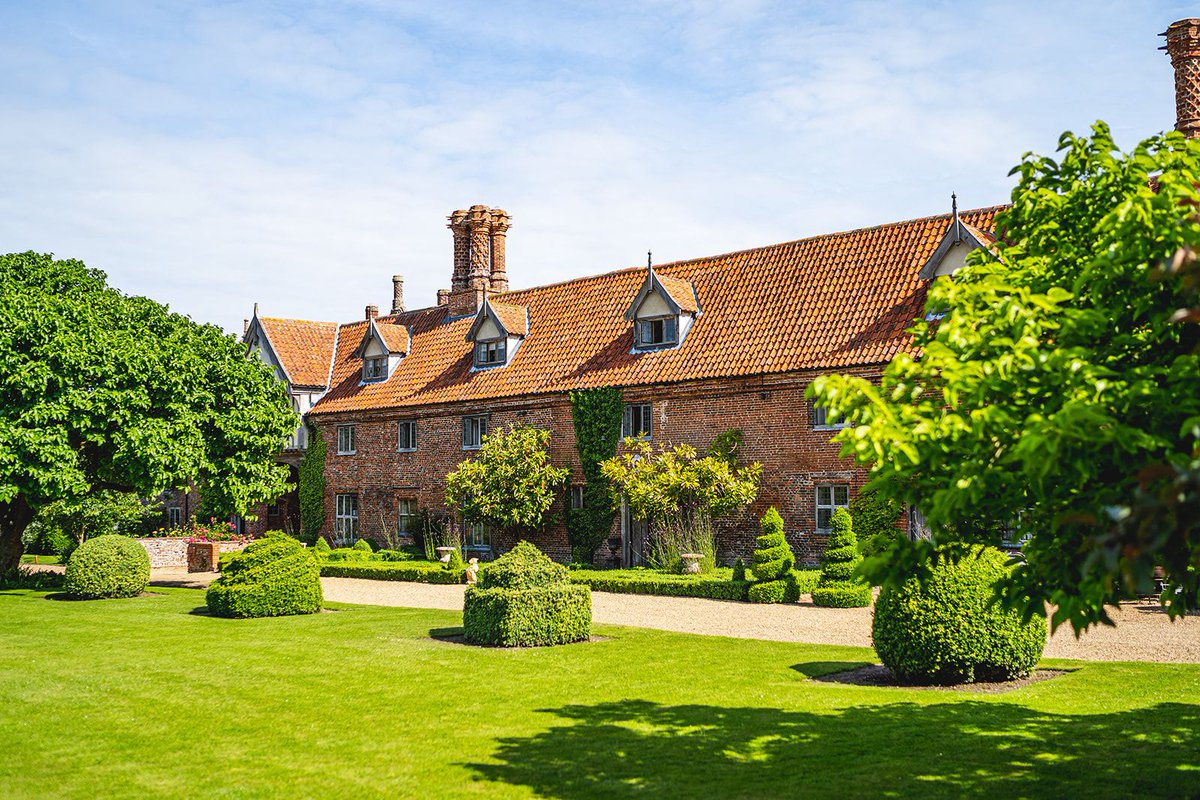 Summer at Hales Hall - you'll fall in love! 
.
📸@lightening_photography
.
#weddingvenue #wedding #countrywedding #hsitoricvenue #tudorhall #countryestate #norfolkweddingvenue #norfolkwedding #civilwedding #gardenwedding #intimatewedding #weddingparty #wedding2021