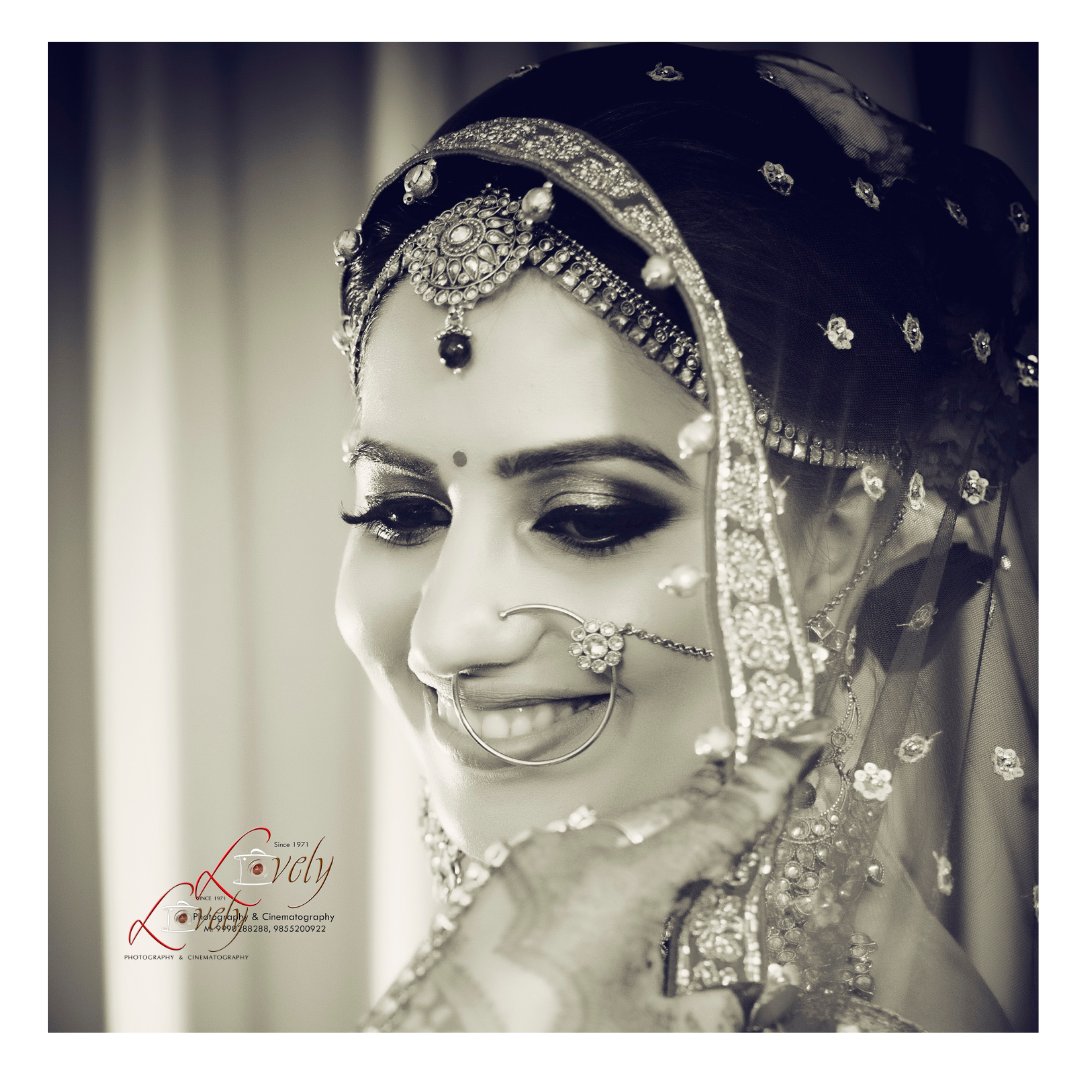 LovelyPhotogra7's tweet photo. We found some trendy and classy veil shots for you, which you should try on your wedding day ❤️✨
Book your Shoot Now ✔️
+91-8506922922
#bridedress #bridebook #bridestory #bridesofindia #bridephoto #photographylife #weddinginspiration #weddingrings #weddingday #weddinghair https://t.co/c8MunO291I