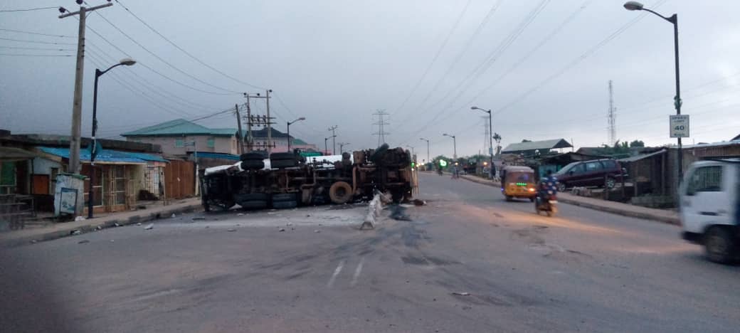 followlastma's tweet photo. (6:50AM] #Accident #FallenTanker #KolaAIT
Fallen Gas tanker at Bunkers b/stop along Kola/AIT road blocking the entire lane, counterflow currently ongoing on the other side of the road, Traffic is still minimal and @followlastma are positioned to manage traffic if it built up https://t.co/OvsUACL08T