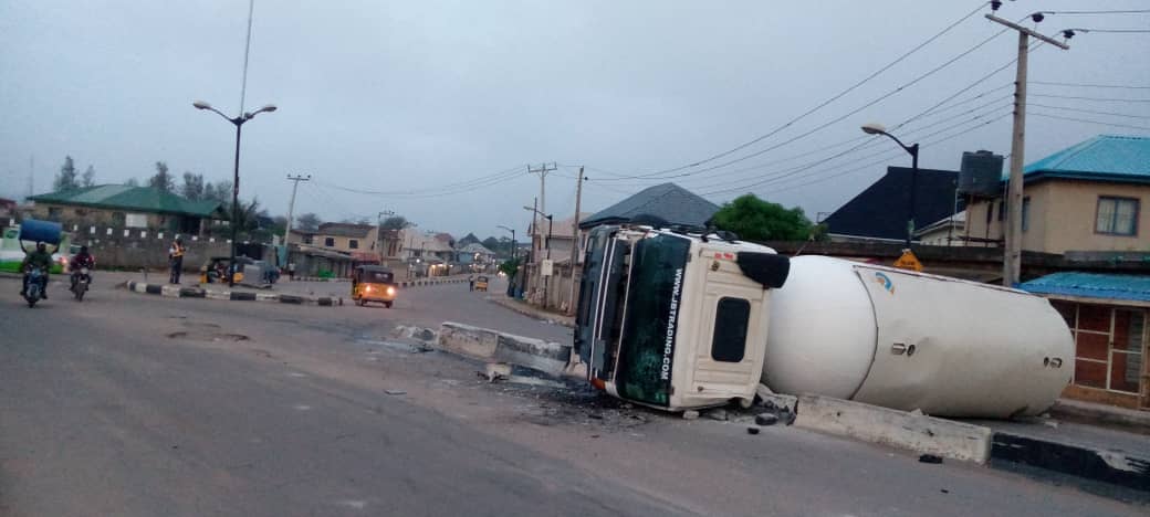 followlastma's tweet photo. (6:50AM] #Accident #FallenTanker #KolaAIT
Fallen Gas tanker at Bunkers b/stop along Kola/AIT road blocking the entire lane, counterflow currently ongoing on the other side of the road, Traffic is still minimal and @followlastma are positioned to manage traffic if it built up https://t.co/OvsUACL08T