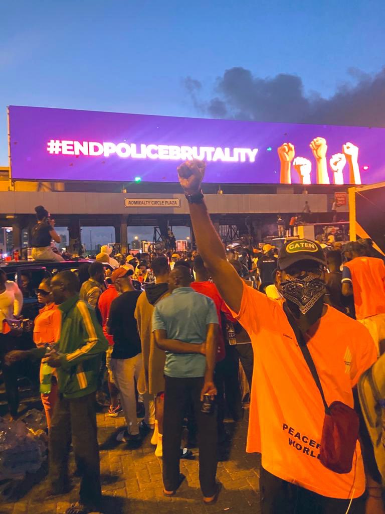 BridgetBenjam16's tweet photo. Shooting at someone holding the national flag is treason please my fellow youth try as much as you can to hold our flag while protesting no any soldier of @HQNigerianArmy can shoot at you for any just cost information is power retweet this aggressively #EndsSARS  #TwitterDown https://t.co/VIkVOdEhlo