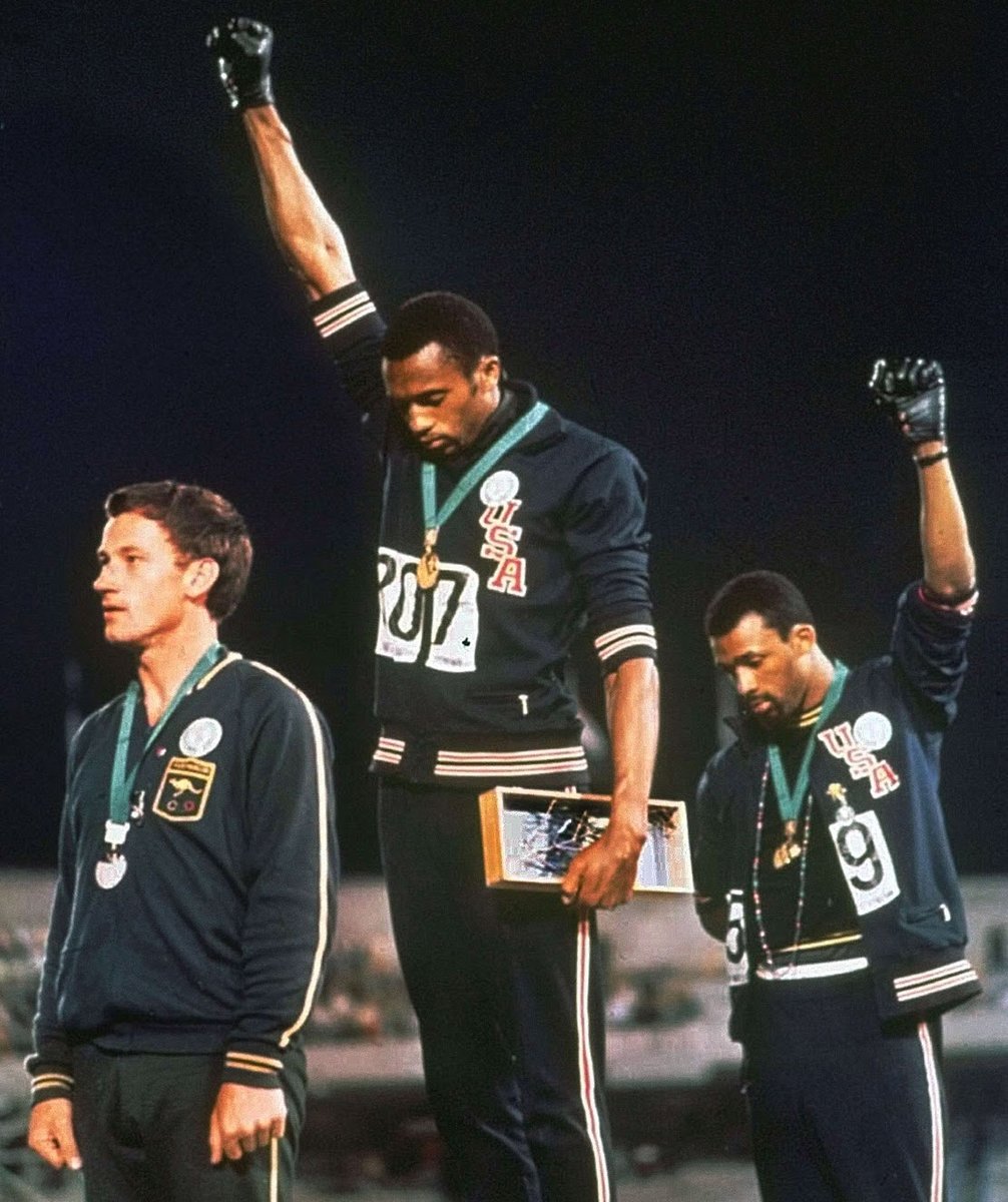 16 ottobre 1968: il giorno del pugno chiuso.

Tommie Smith e John Carlos salgono sul podio della finale olimpica di Città del Messico.

#pugnochiuso #TommieSmith #JohnCarlos #OlympicProjectforHumanRights #CittàdelMessico #Olimpiadi #BlackLivesMatter