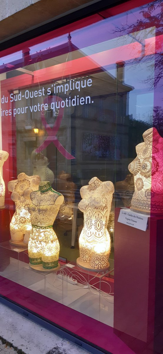 La Ccm de Blaye et ces bustes en vitrine en soutien à Octobre rose. <a href="/WeAreArkea/">WAA|Actus</a> <a href="/SolidaritesCMSO/">SolidaritesCmso</a> <a href="/RubanRose/">Ruban Rose</a> <a href="/arkea_retail/">Arkea - Pôle Clientèle Retail</a>