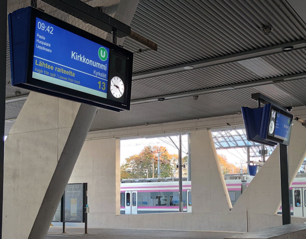 Lehteinen's tweet photo. Paksut, raskaat ja osa jo 10 vuotta täyttävät raidenäytöt #matkustajainformaatio vaihdetaan uusiin Helsingin päärautatieasemalla seuraavan viikon aikana #finrail #asemainfo #junalähdöt Asennusvaiheessa voi esiintyä näyttökohtaisia sisältö tai yhteyskatkoja https://t.co/jYpMkTqhhC