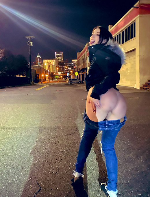 Blurry but still cute https://t.co/vzK8V0sxz3<a href="/tag/latenighttwitter"class="tags"><span>#latenighttwitter</span></a>