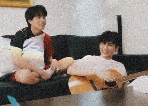 and we all know the reason is, right now there’s someone who makes him laugh the way he never laughed before. who welcomes his touches and who always beside him. i love the way he laughs when he’s with the person he loves.