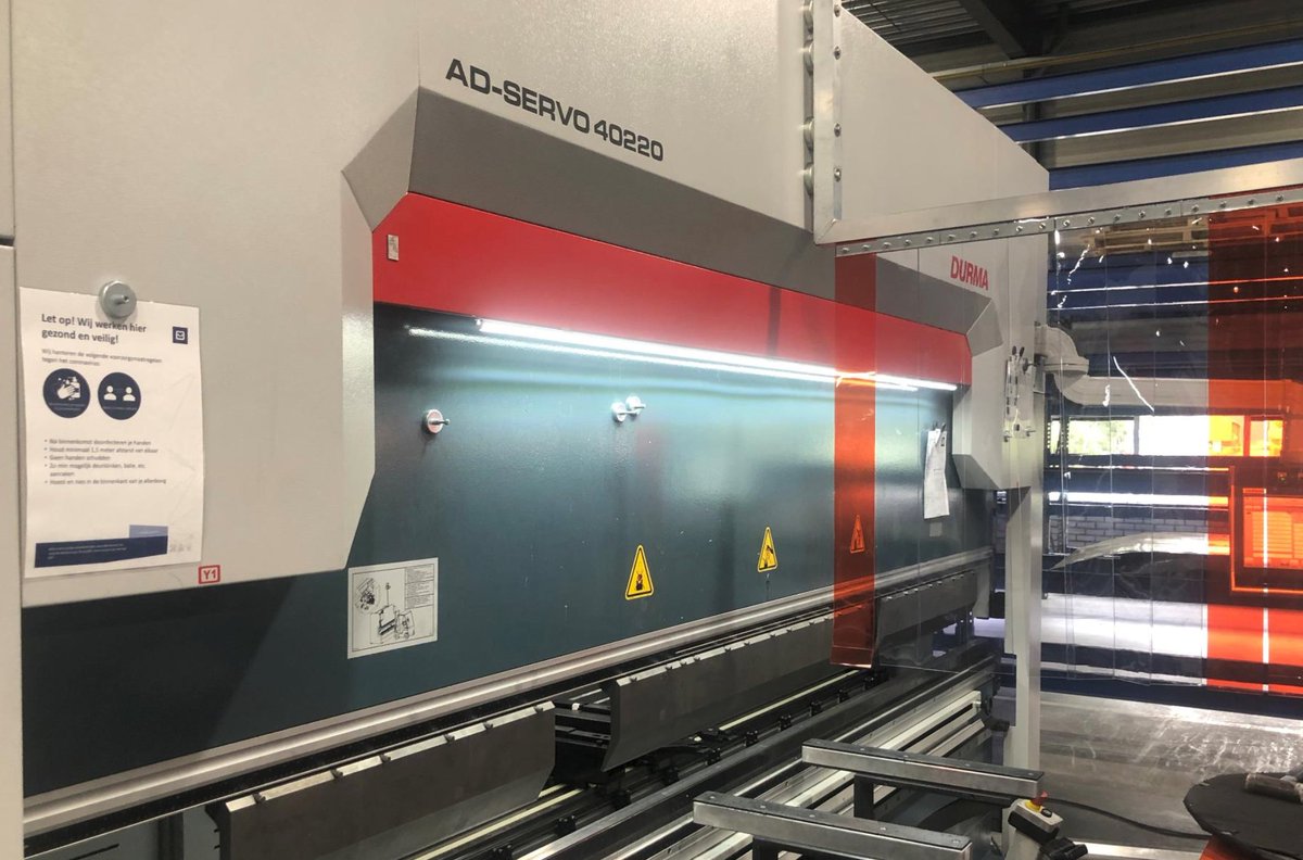 VPT en uitdagingen, door de Corona maatregelen kon ons creatieve brein weer aan de slag om onze productiemedewerkers zo veilig mogelijk te laten werken. Hoe? 2 personen bij een machine, afstandbuttons, mondkapjes en onze eigen ontwikkelde lamellenscherm.😄