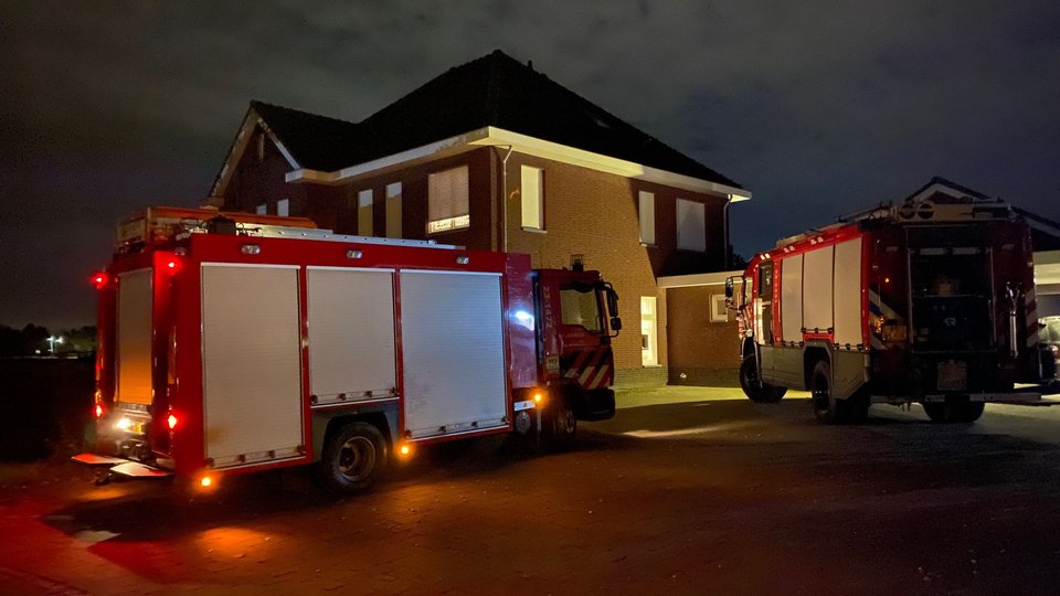 Brandweer redt paard uit zwembad Meterik:..