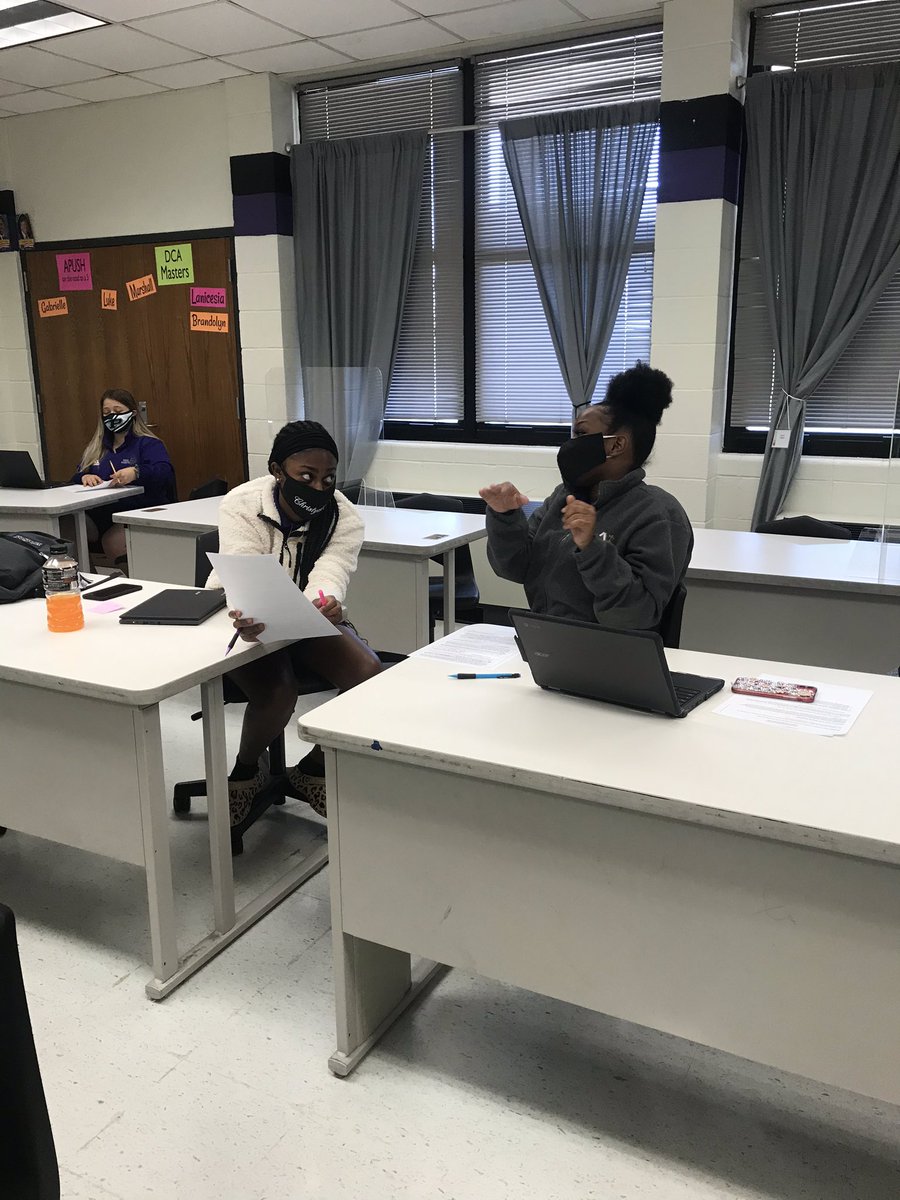 MilliesHistory's tweet photo. ✨ APUSH magic happened this week! These two vigorously debating whether the source is from a Federalist or Anti-Fed...”it says he will become like the monarchy...that means a king! And you KNOW they don’t like kings!” 🥰🥰🥰 #oldpostbecauseiambusy #becausewearewest https://t.co/RMs9DHNLqV
