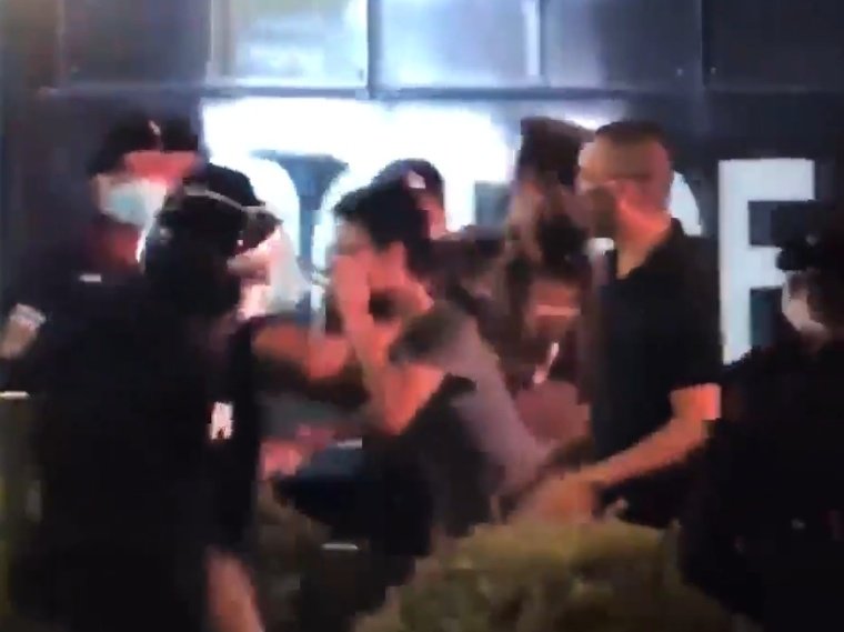 บังคับรี พี่คนนี้โดนจับไปค่ะ เซฟพี่เขาด้วย 🙏😭

#16ตุลาไปแยกปทุมวัน