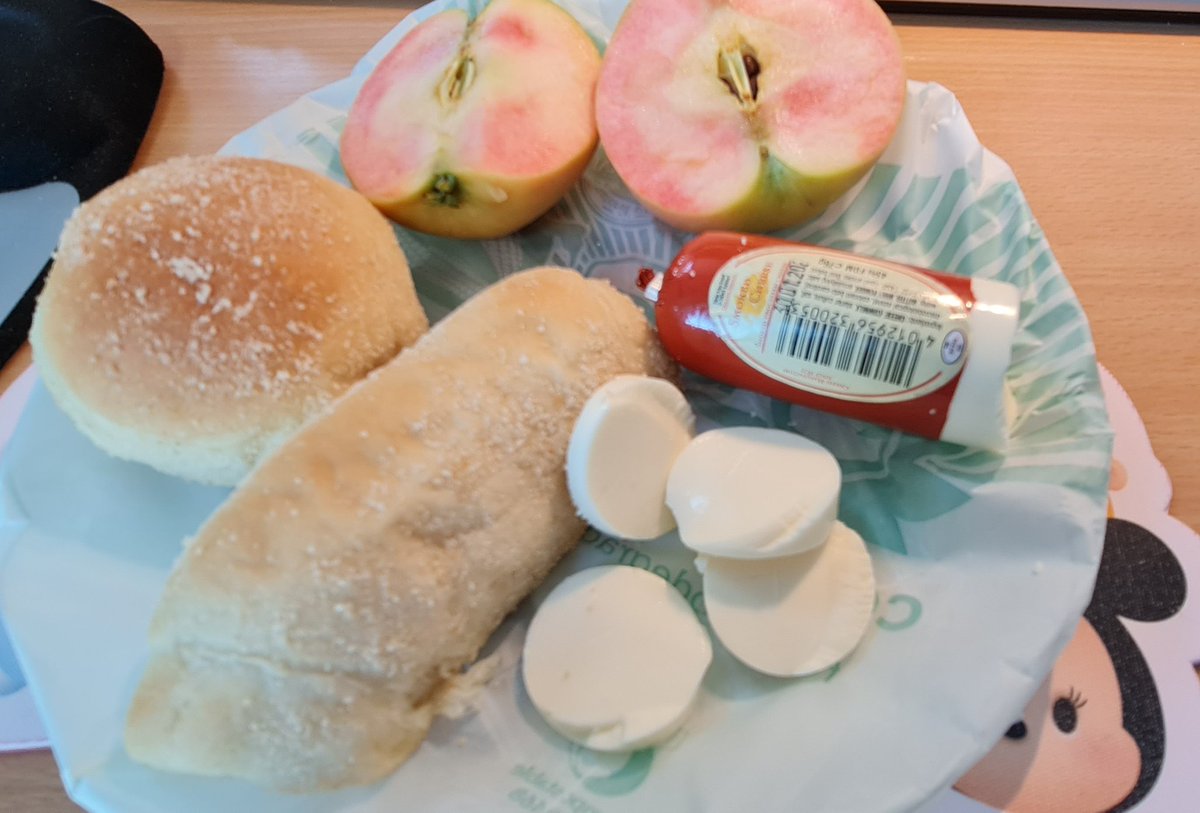 25ems's tweet photo. Super crunchy 😋 naalala ko lagi si #IU pag 🍎
This is kissabel 🍎 #RedInside
#lunchatwork https://t.co/4Ikex7YhSk