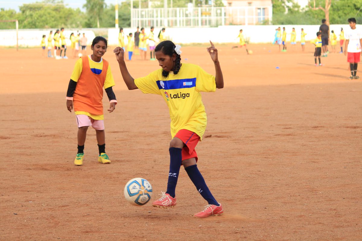 FundacionLaLiga's tweet photo. @ASA_RDT @farenet When girls play, their self-confidence and their own abilities increases. This effect can be reflected in their everyday life and encourages them to take the initiative and try to do things that they did not think possible before. 💛♀️⚽️

#EqualPlay
#FootballPeople https://t.co/O2ivvgFUVr
