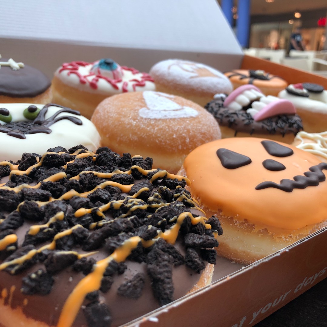 LOOPSANDCOFFEE_'s tweet photo. Ya casi estamos en #Halloween. Este año, será un poco diferente, pero no por ello menos #dulce. Encarga tu caja de 6 o 12 loops especial halloween y haz truco a trato en casa... #PasaloDeMiedo
.
.
.
#loops #coffee #loopsandcoffee #sweet #halloweentime #fun #divertido #trucootrato https://t.co/rDu3iYyERV