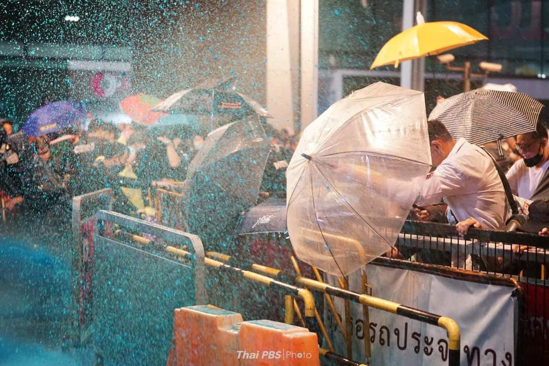 mean_nevernika's tweet photo. What did we do wrong ? We did nothing wrong.Thai police supposed to fight for the people not for your boss !!! #whatishappeninginthailand #16ตุลาไปราชประสงค์ https://t.co/FD3hNhfq0N