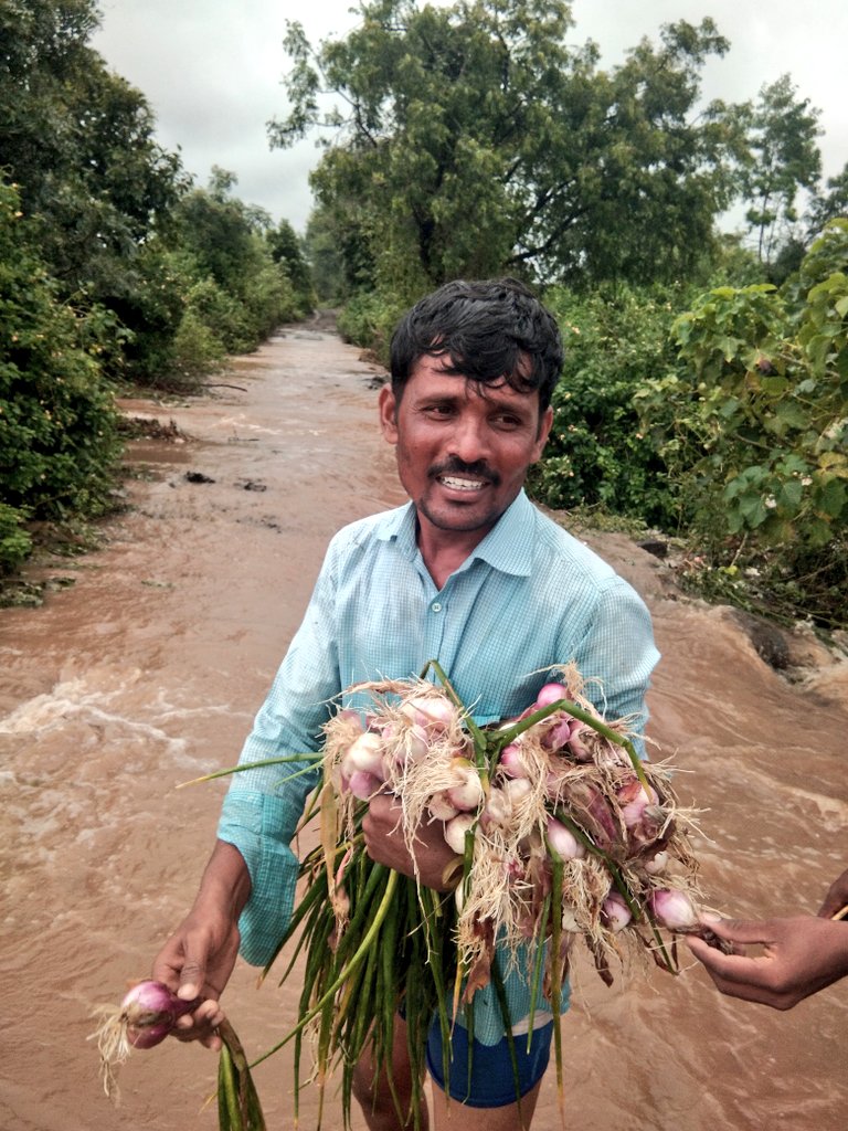 SUNIL (@sunil_speaks1) on Twitter photo रानावर माती राहीली नाही अन पंचनामे कशाचे करणार सरकार मायबाप, शेतकर्यांच न भरून येणारे नुकसान झाले आहे.
<a href="/CMOMaharashtra/">CMO Maharashtra</a> पिचलेल्या शेतकर्यांना पुन्हा उभे करा. 🙏
#ओला_दुष्काळ
#शेतकरी_वाचवा रानावर माती राहीली नाही अन पंचनामे कशाचे करणार सरकार मायबाप, शेतकर्यांच न भरून येणारे नुकसान झाले आहे.
<a href="/CMOMaharashtra/">CMO Maharashtra</a> पिचलेल्या शेतकर्यांना पुन्हा उभे करा. 🙏
#ओला_दुष्काळ
#शेतकरी_वाचवा