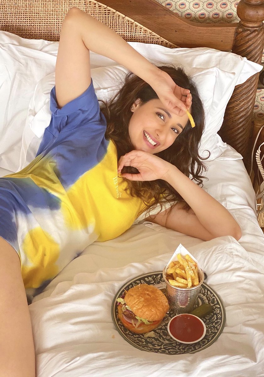 ItsMePragya's tweet photo. Eyes on the Prize (Fries) 🍟👀 
Happy #WorldFoodDay 🍔💛 https://t.co/mSikC8pk6m