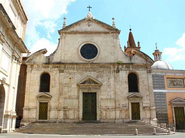 la porta principale della Chiesa è ornata da una semplice ed elegante incorniciatura marmorea con lo stemma di Sisto IV e da un timpano con un rilievo raffigurante la Vergine e il Bambino #santamariadelpopolo