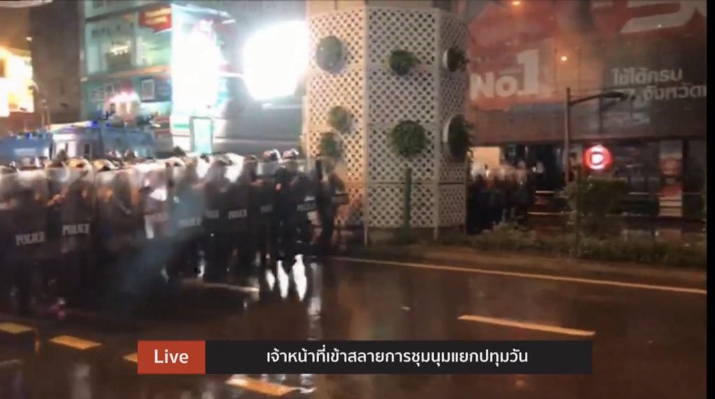 7:45pm Riot police now wearing gas masks are advancing on the remaining protesters in front of Siam Center shopping mall. The water is reportedly laced with chemicals that sting the eyes. Most protesters have already retreated #16ตุลาไปแยกปทุมวัน #ม็อบ16ตุลา #Thailand #Bangkok