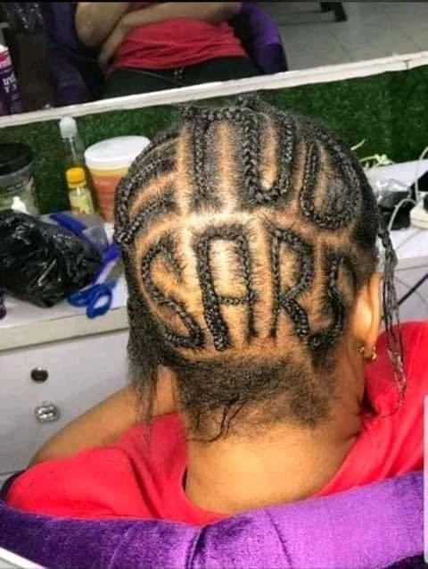 God bless this girl. #EndSARS all the way. 

Please help me retweet this. I want to identify her and reward her for her patriotism.