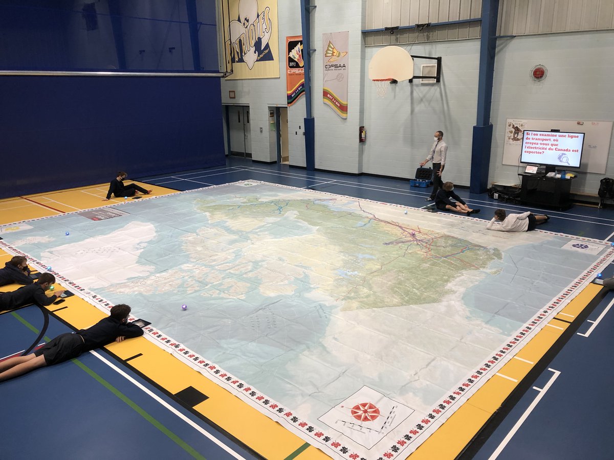 ESCPainCourt's tweet photo. Les élèves de géo de M.Daniel ont eu une leçon interactive sur les ressources naturelles du canada. Ils devaient trouver des sources d'énergie renouvelables et conventionnelles en utilisant les robots Sphero sur une carte géante #canadiangeographic C'est trop cool! #PatriotesESPC https://t.co/a6GtKBrERs