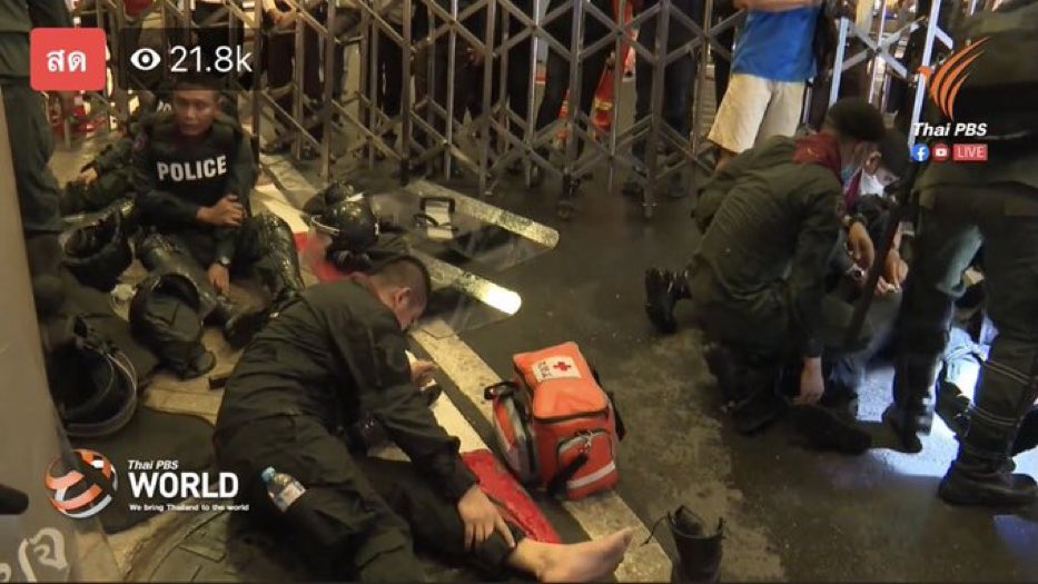 อีเหี้ย มึงมีเกราะ มีชุด มึงยังบาดเจ็บ แล้วประชาชนที่เค้ามีแค่ร่มคนละคันล่ะ อีพวกเหี้ย มึงเคยสงสารเค้าบ้างมั้ย ยังมีความเป็นกันอยู่มั้ย

#16ตุลาไปแยกปทุมวัน #whatishappeninginthailand