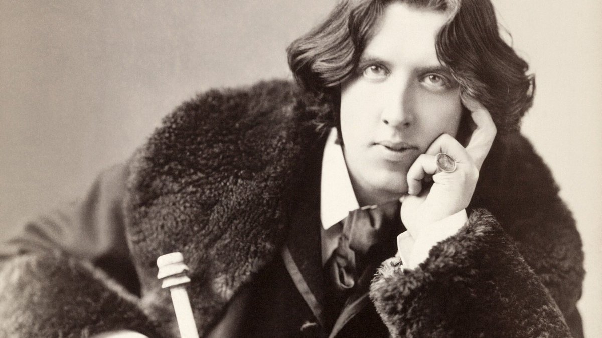 Per “l’amore che non osa dire il suo nome” ha affrontato persino il carcere, condannato dalla legge inglese per il reato di ‘omosessualità’. Il #16ottobre 1854 nasce #OscarWilde https://t.co/xFLZyfHxlm