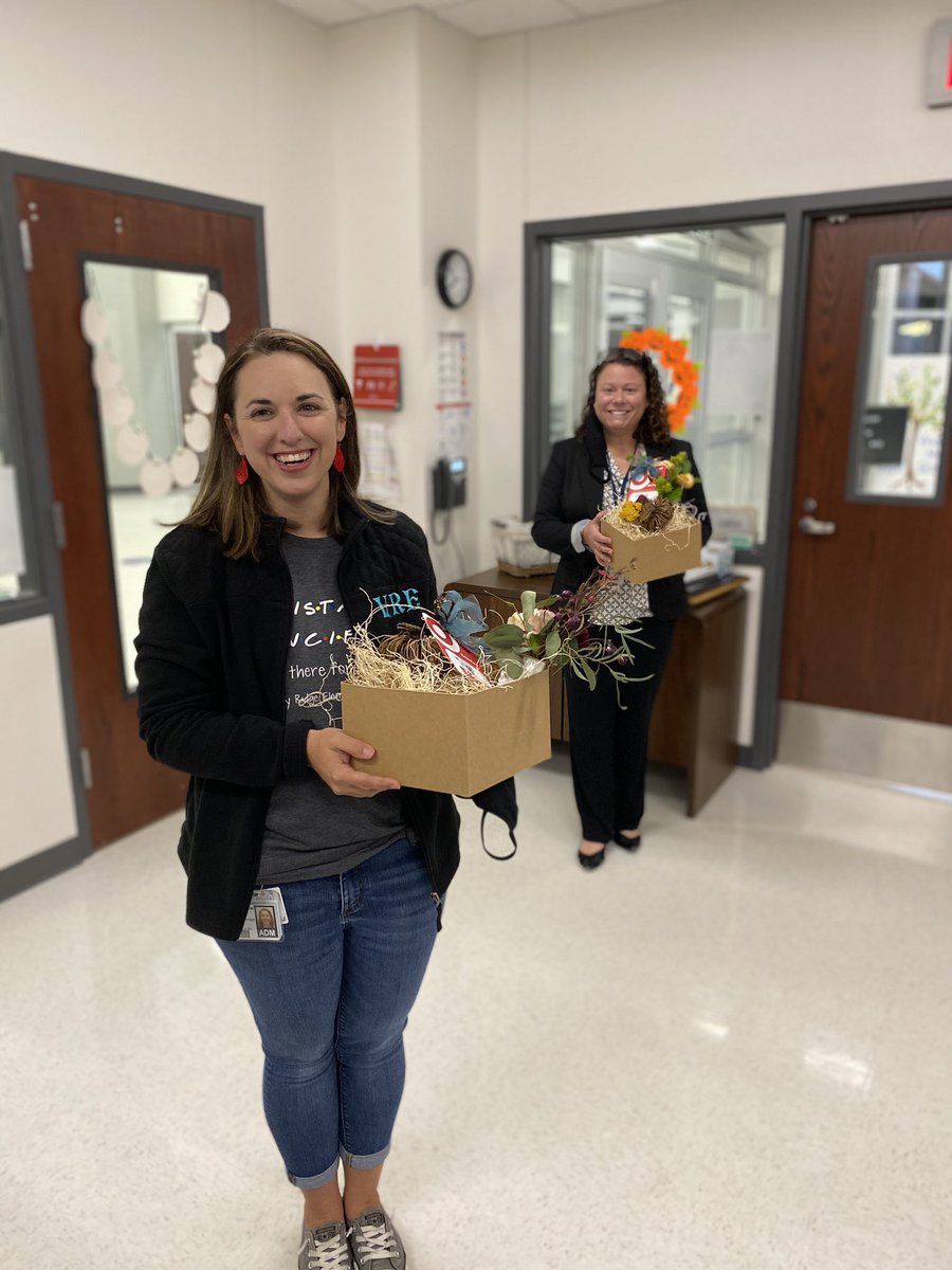 counselor_mrsa's tweet photo. The @ValleyRidgeES staff love our bosses!!! @GarrettRachelE @snyderk0819 https://t.co/AGUoR0Oagz